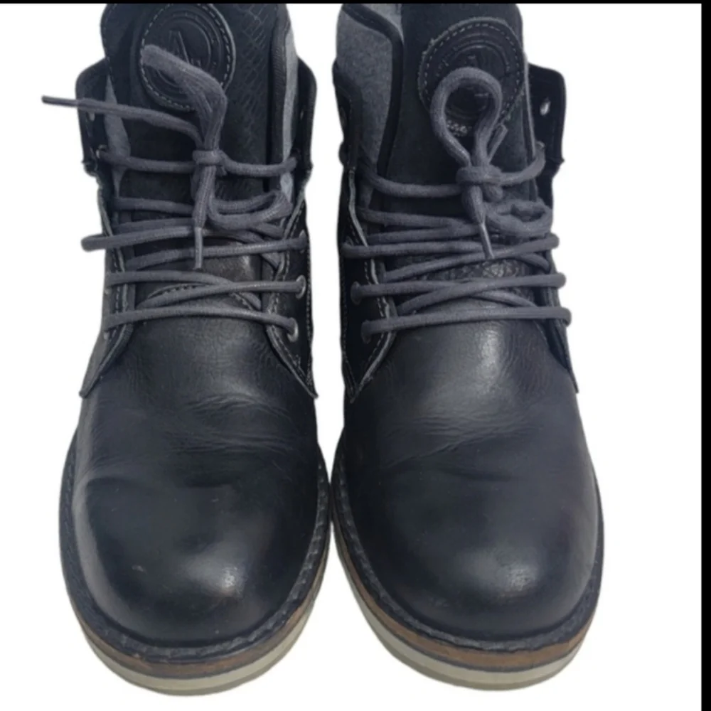 Aldo Men's size 9.5 Euro 42.5 dress casual black leather lace-up ankle boots.